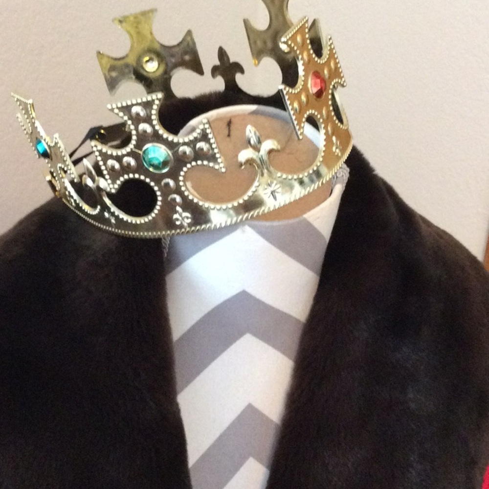 DIY ‘king’ robe with crown - Picture 8 of 13